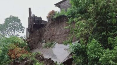 Tanah Tergerus Hujan, Pagar Kantor Desa di Klaten Longsor