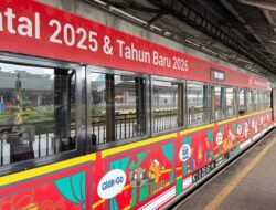 Semarak Natal Stasiun Semarang, Sinterklas Raksasa Menyapa Penumpang