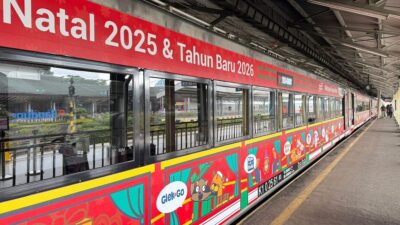 Semarak Natal Stasiun Semarang, Sinterklas Raksasa Menyapa Penumpang