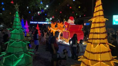 Arus Lalu Lintas di Depan Balai Kota Solo Padat Saat Malam Natal