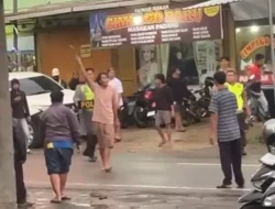 Pria Diduga ODGJ Ngamuk Bawa Celurit di Jalan Bawen