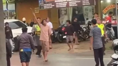 Pria Diduga ODGJ Ngamuk Bawa Celurit di Jalan Bawen