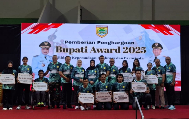 Bupati Sukoharjo Berikan Penghargaan