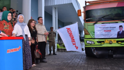 Bersama Mendag Bupati Sukoharjo Lepas Ekspor Perdana Produk Biskuit PT Konimex ke Jepang