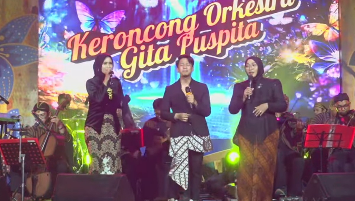 ENERGIK – Tiga vokalis Keroncong Orkestra Gita Puspita dengan 20 pemusik saat tampil dalam pertunjukan Aktivasi Gedung Rakyat.