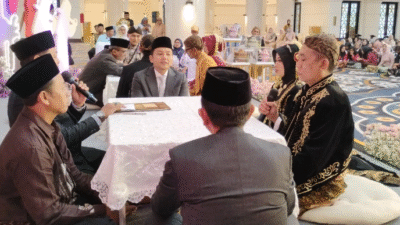 6 Pasangan Menikah di Masjid