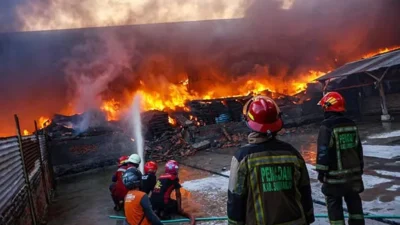 Kebakaran Hebat di Garasi Truk Solo Baru Sukoharjo