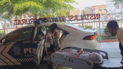 Kasat Lantas Polres Tegal Evakuasi Korban