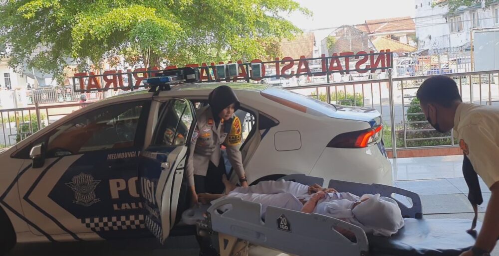 Kasat Lantas Polres Tegal Evakuasi Korban