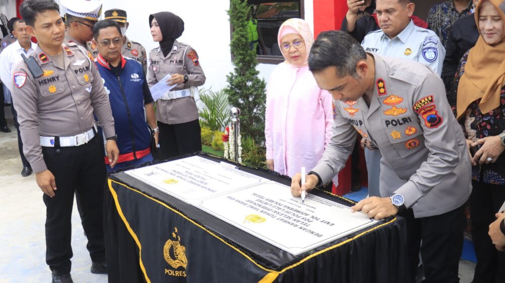 Kapolres Tegal Resmikan Patung Robot