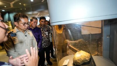 PERESMIAN – Menbud Fadli Zon melihat fosil di Museum Semedo usai melakukan peresmian