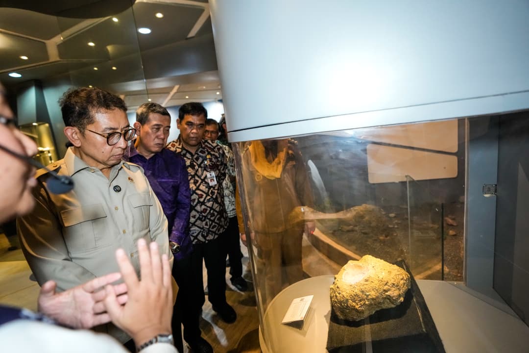 PERESMIAN – Menbud Fadli Zon melihat fosil di Museum Semedo usai melakukan peresmian
