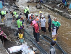 Tim Siaga Bencana Bhayangkara Polres Tegal Laksanakan Gotong Royong Pembersihan Pasca Luapan Sungai di Kawasan Wisata Guci