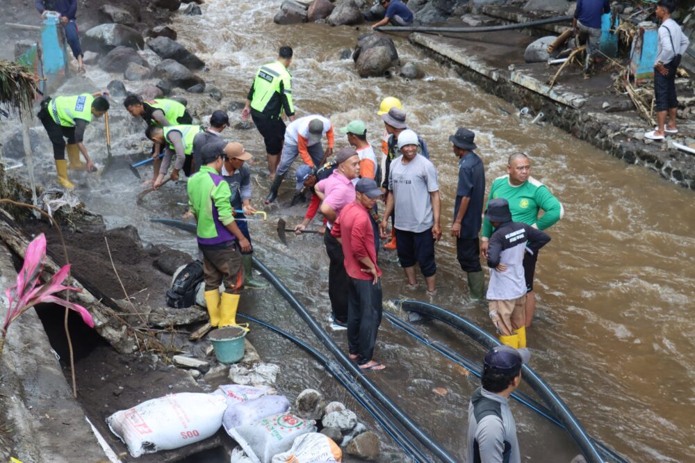 Tim Siaga Bencana Bhayangkara Polres Tegal Laksanakan Gotong Royong
