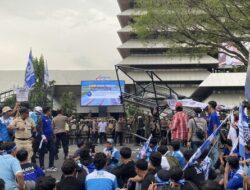 Ribuan Buruh di Jateng Geruduk Gubernuran: Gerbang Sampai Jebol