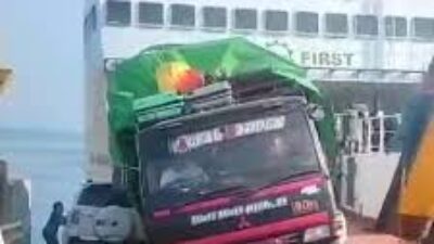 Truk Diduga Rem Blong Seruduk dan Seret Mobil 25 Meter di Bawen
